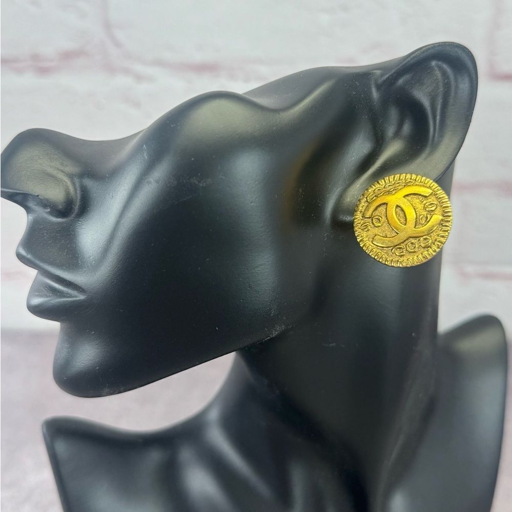 CHANEL Round CC Logo Earrings Clip-on Gold Plated Metal Vintage 97P Authentic